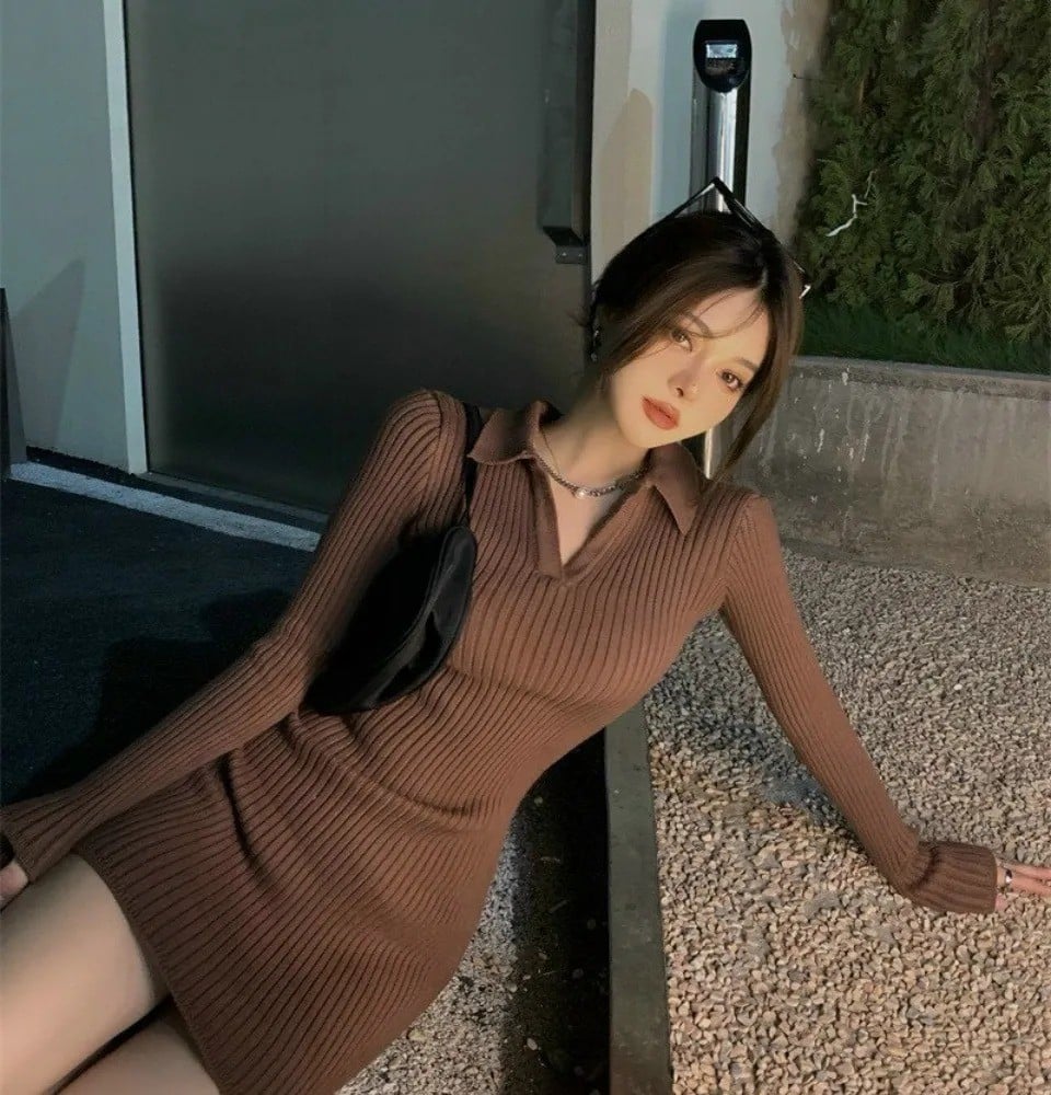 Đầm cổ polo dài tay màu nâu len dệt kim dáng ngắn