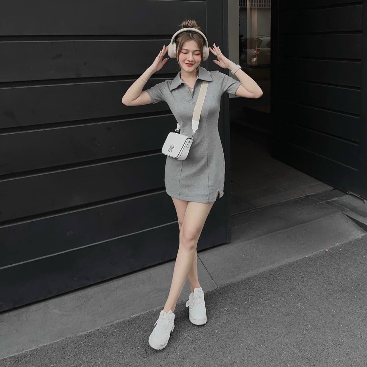 Đầm cổ polo tay ngắn màu xám vải thun tăm dáng ngắn