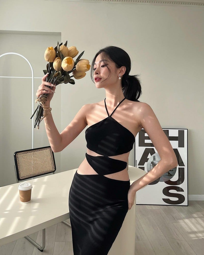 Đầm yếm cut-out eo màu đen dáng dài