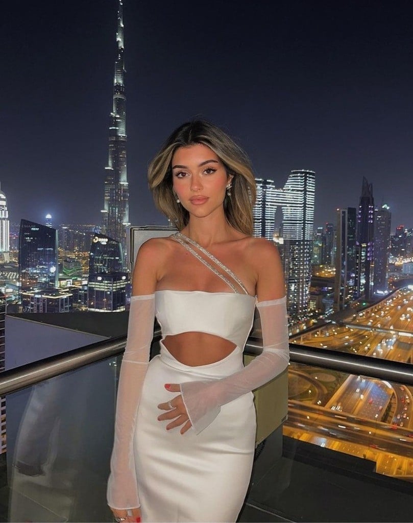 Đầm cúp ngực cut-out eo màu trắng satin phối tay voan