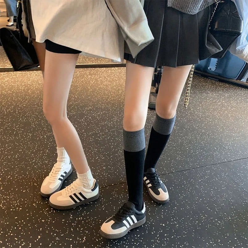 Giày và tất cùng màu