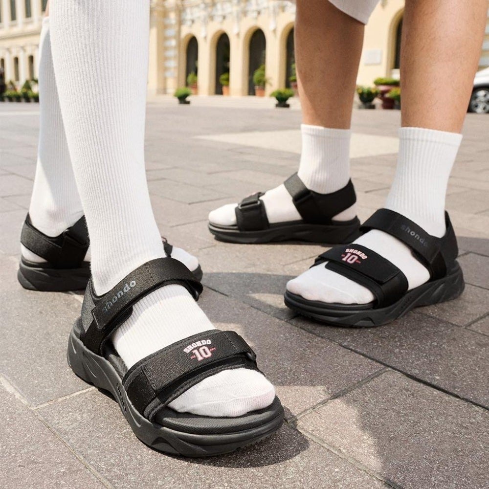 Sandals và tất màu sắc