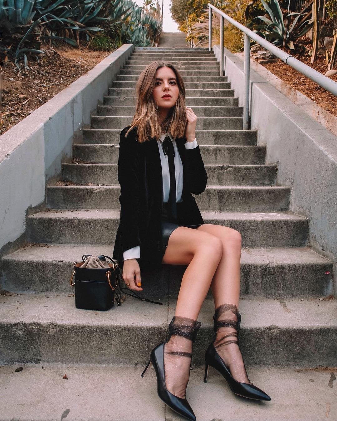 Giày cao gót (Pumps) và tất da chân chấm bi/lưới