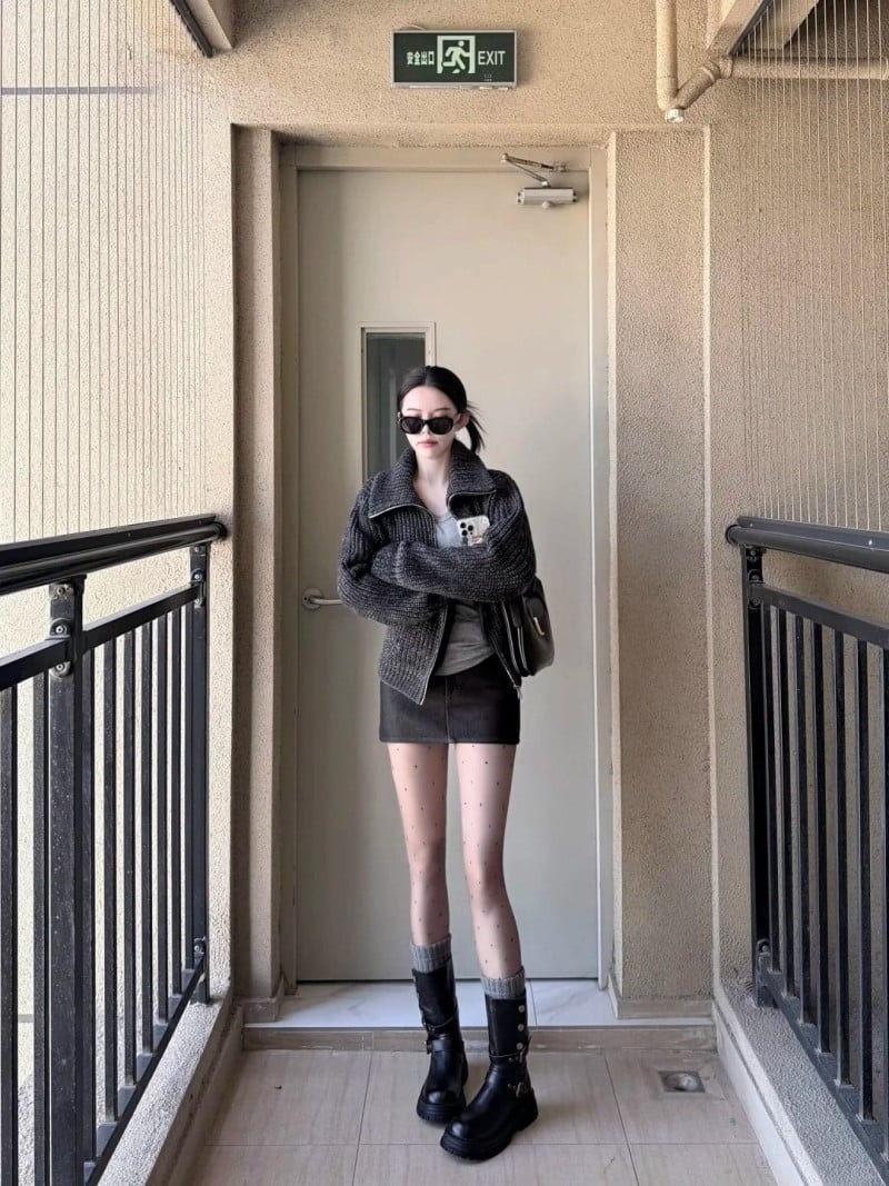 Boots cổ thấp và tất len lộ viền