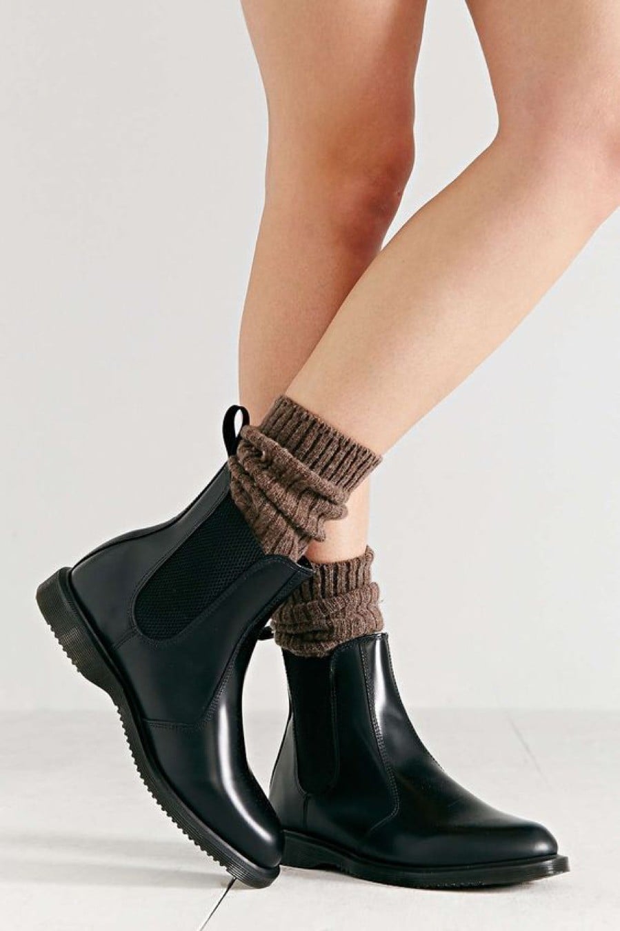 Boots cổ thấp và tất len lộ viền