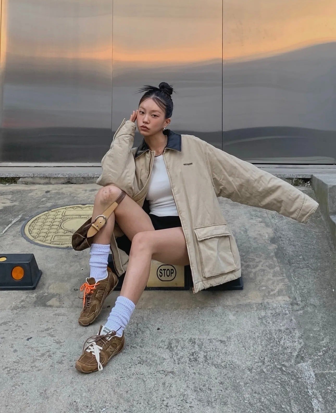 Sneakers và tất lửng (Crew Socks)