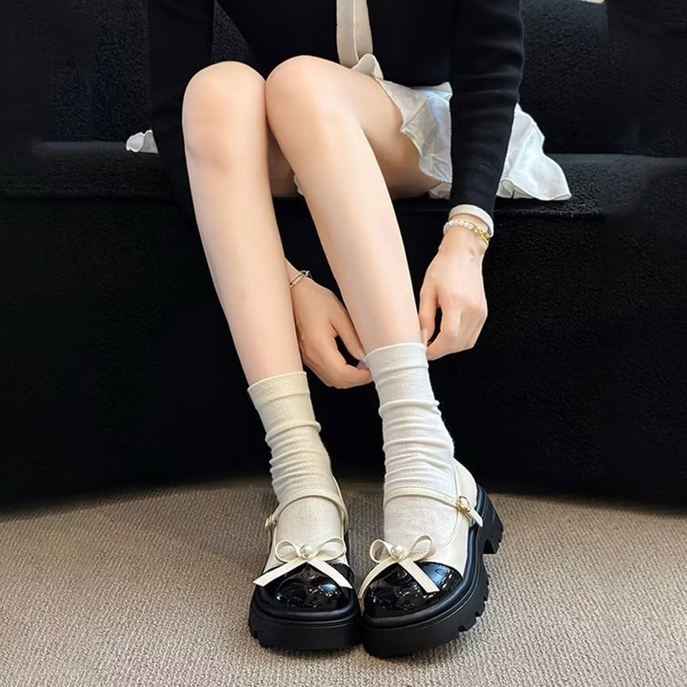 Giày Mary Jane và tất ren/nhún