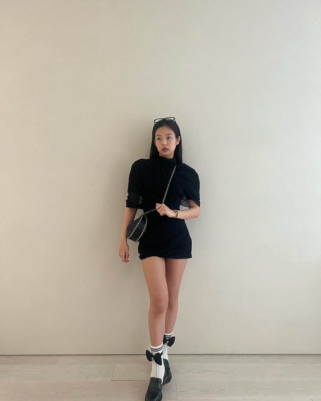 Loafers và tất trắng cổ cao