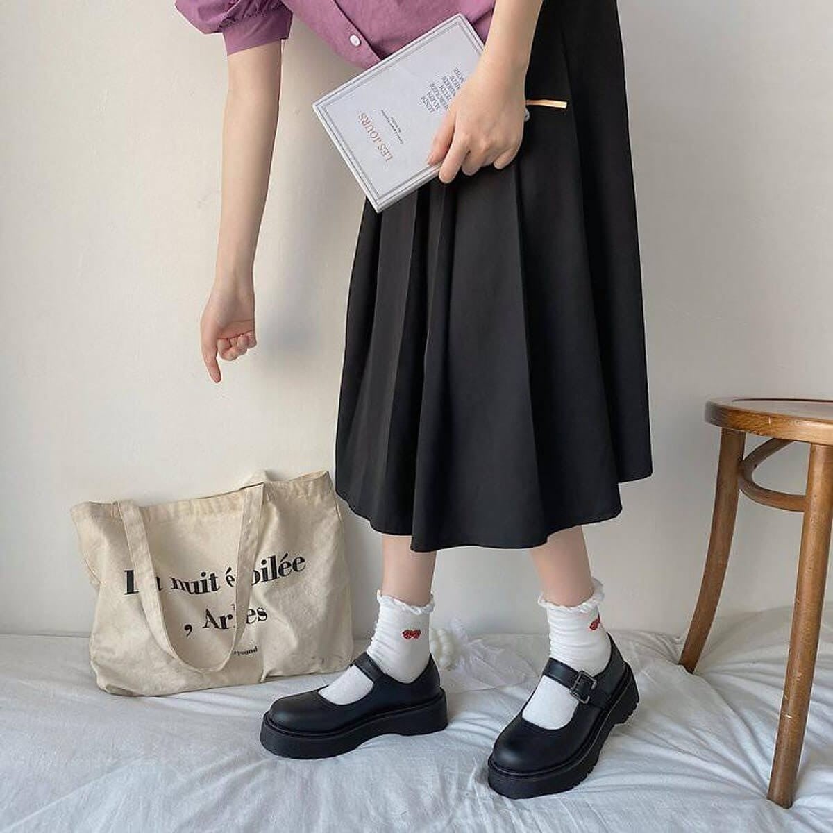 Loafers và tất trắng cổ cao