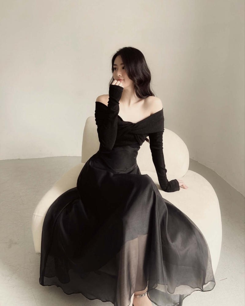 Chân váy voan đen + Áo len đen + Trễ vai