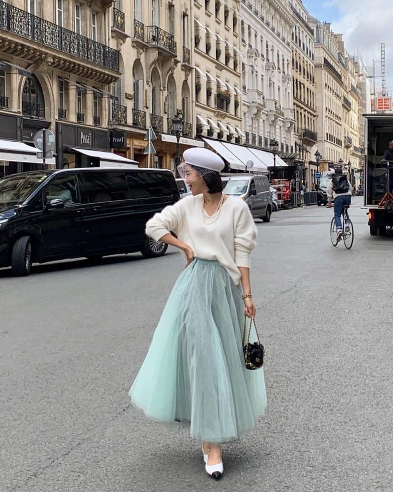 Chân váy voan xanh bạc hà + Áo len trắng + Mũ nồi trắng