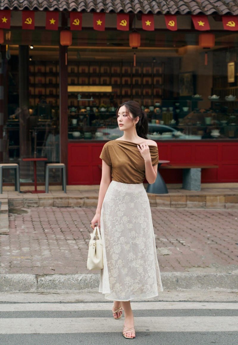 Chân váy voan ren trắng + Áo thun nâu + Lệch vai