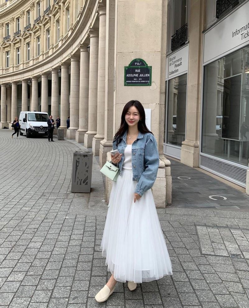 Chân váy voan trắng + Áo hai dây trắng + Khoác denim