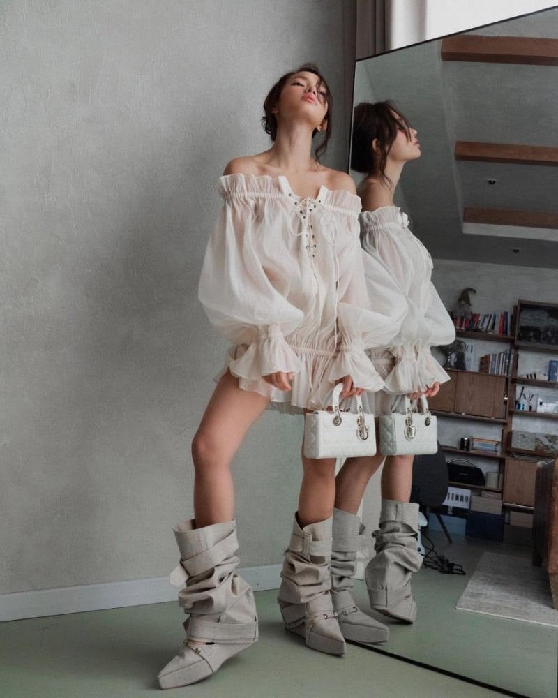 Váy voan trắng + Bốt cổ cao + Tay bồng xẻ ngực