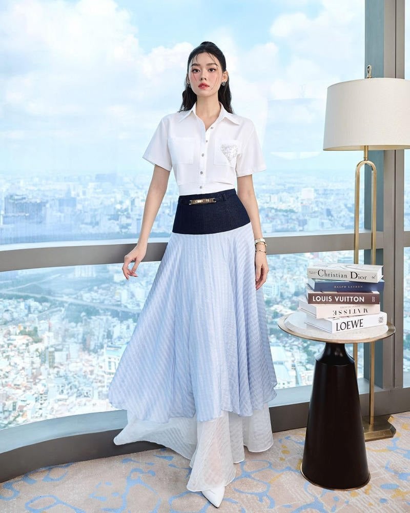 Chân váy voan xanh pastel + Áo sơ mi trắng + Corset denim