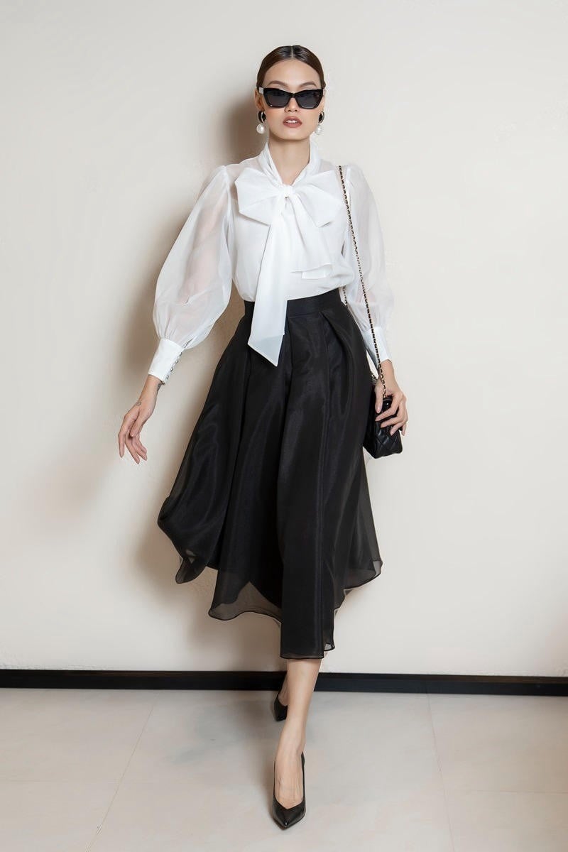 Chân váy voan đen + Áo sơ mi voan trắng + Cổ nơ