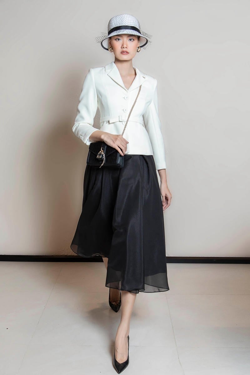 Chân váy voan đen + Áo khoác blazer trắng + thắt lưng bản nhỏ