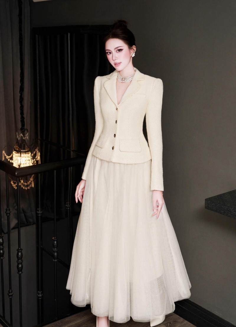 Chân váy voan trắng kem + Áo khoác tweed trắng kem + Cổ điển