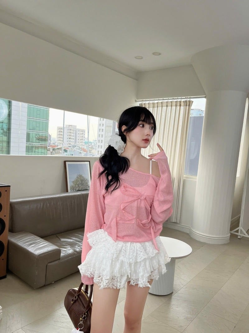 Chân váy voan trắng + Áo len dệt kim hồng + Đính nơ