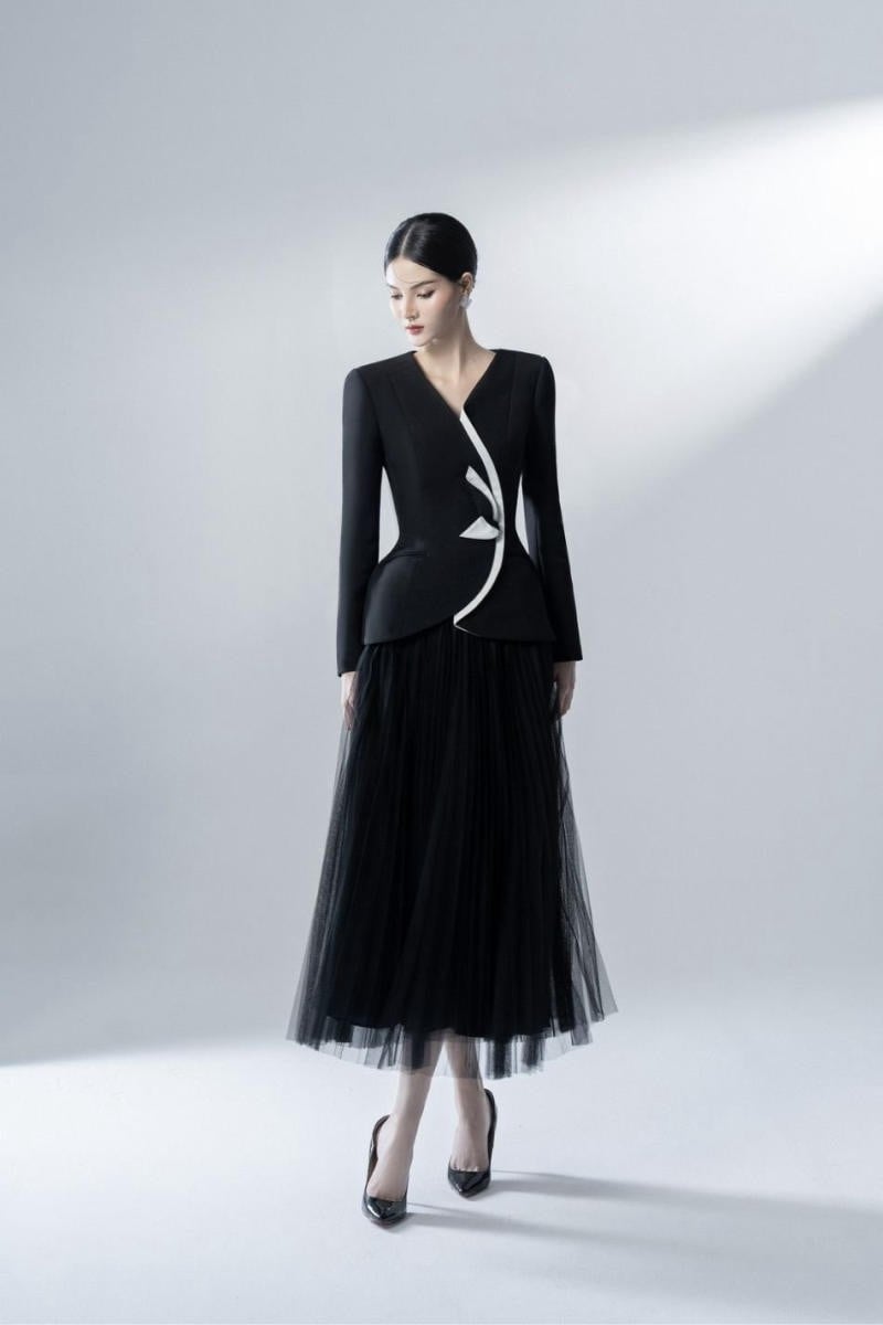 Chân váy voan đen + Áo vest đen + Viền trắng cách điệu