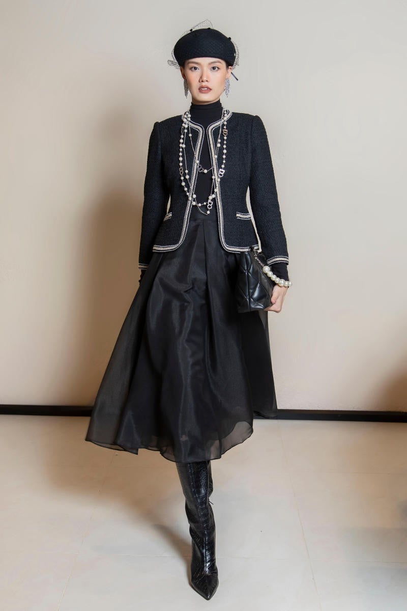 Chân váy voan đen + Áo khoác tweed đen + Cổ lọ đen