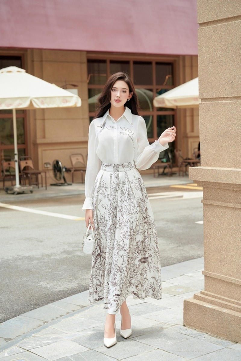 Chân váy voan trắng + Áo sơ mi trắng + Họa tiết nâu