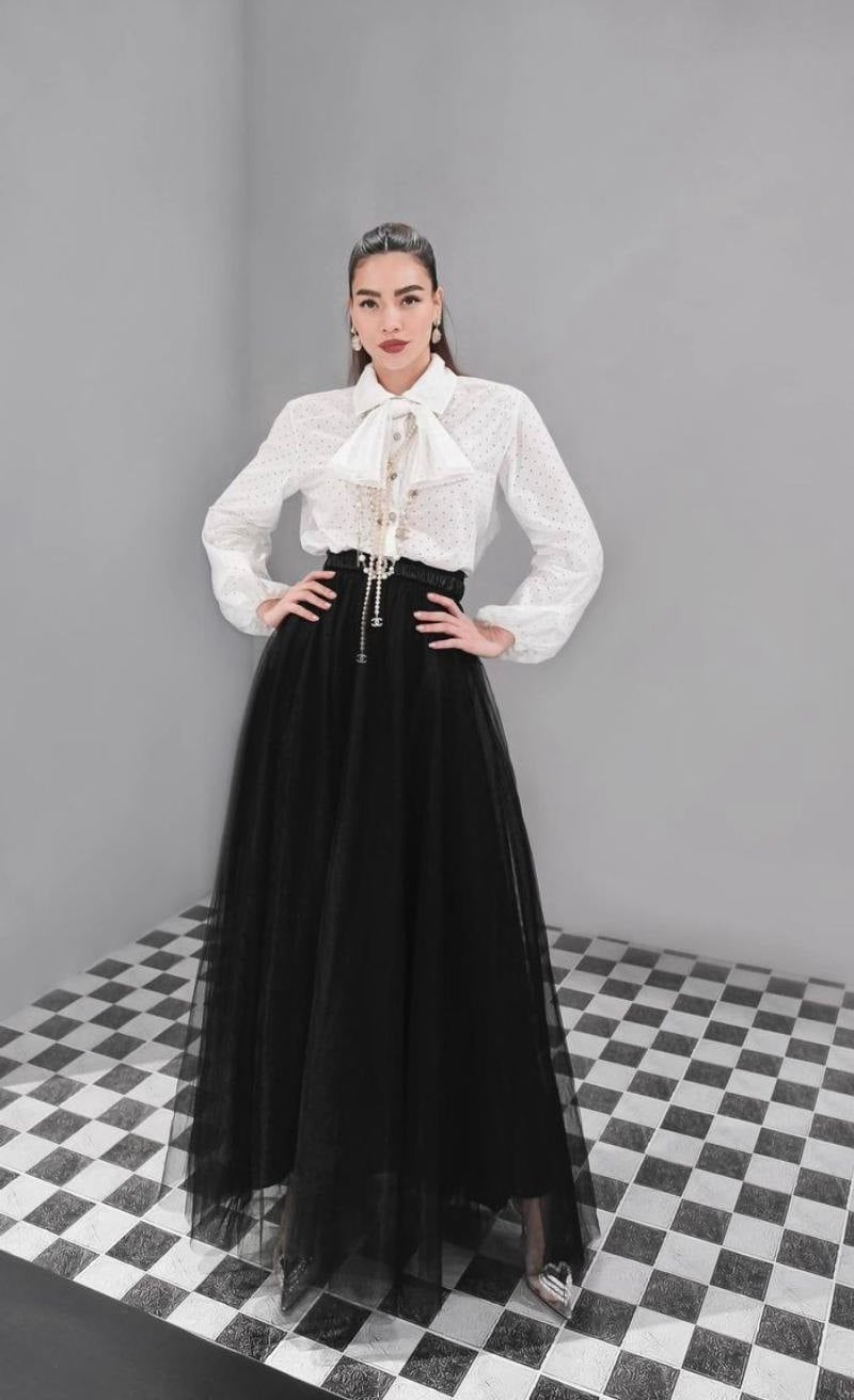Chân váy voan đen + Áo sơ mi trắng chấm bi + Thắt lưng ngọc trai