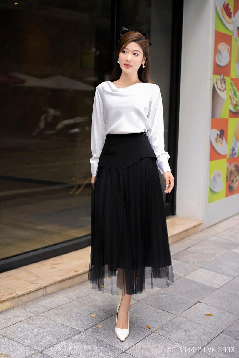 Chân váy voan đen + Áo lụa trắng + Cổ đổ