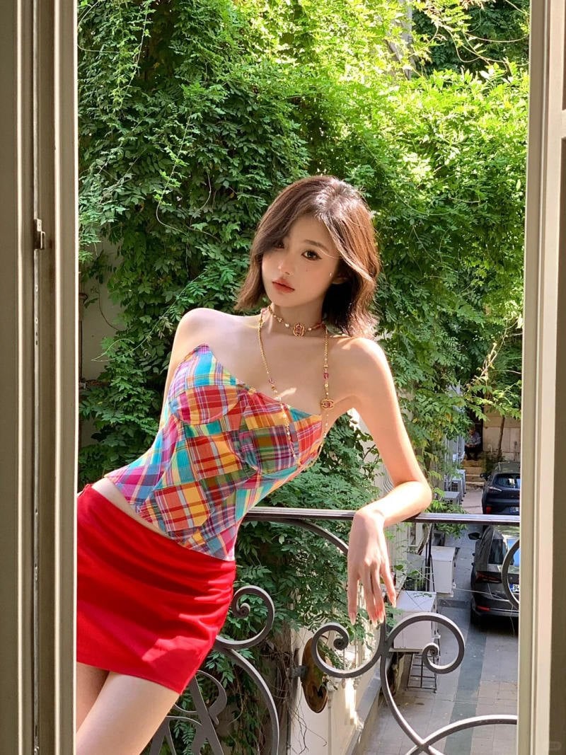 Tạo dáng đứng mở cửa đón nắng