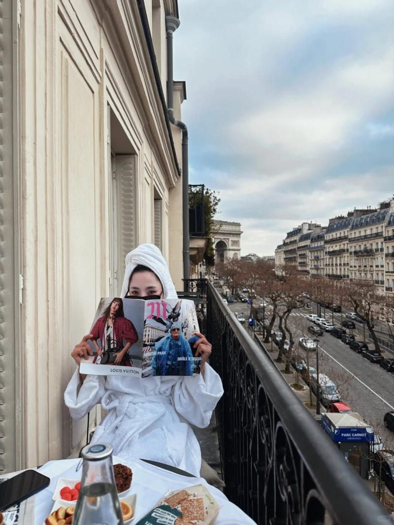 Tạo dáng ngồi che mặt bằng tạp chí