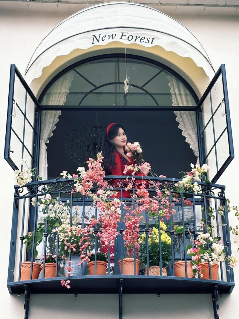 Tạo dáng ôm hoa giữa vườn thơ