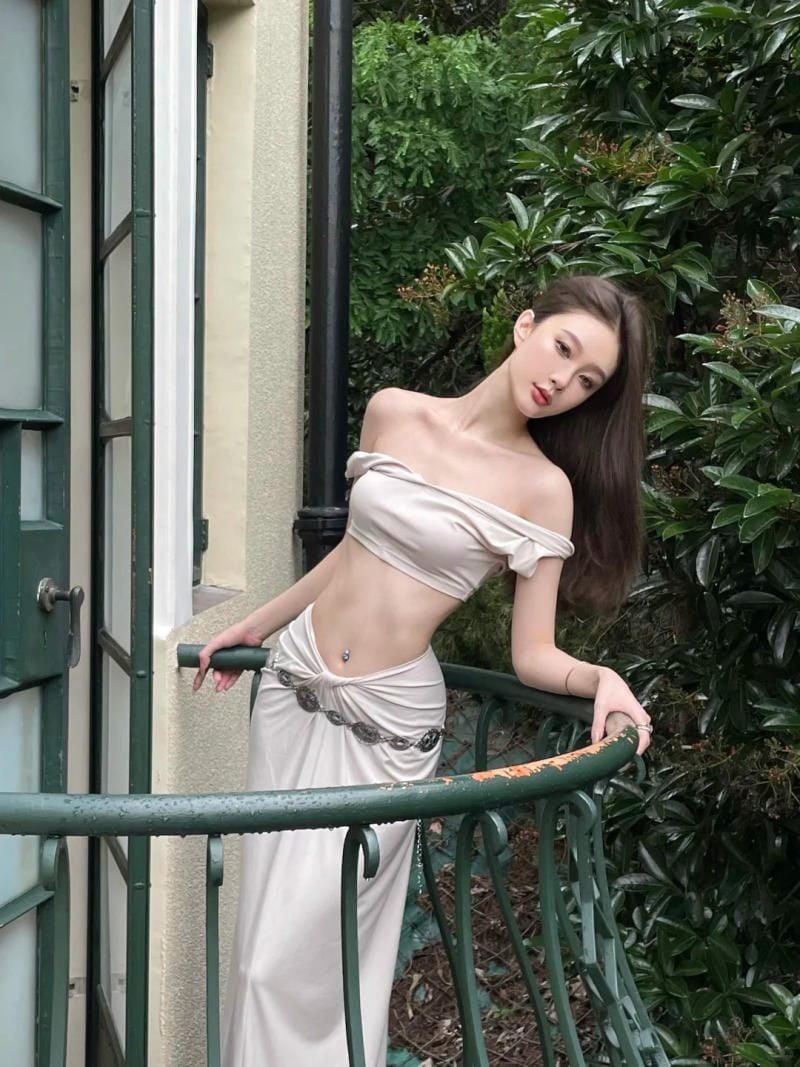 Tạo dáng tì tay, hông đẩy nhẹ