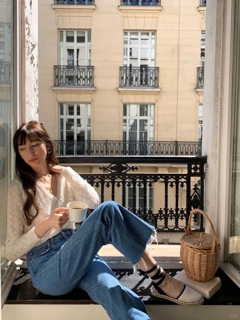 Tĩnh lặng bên khung cửa