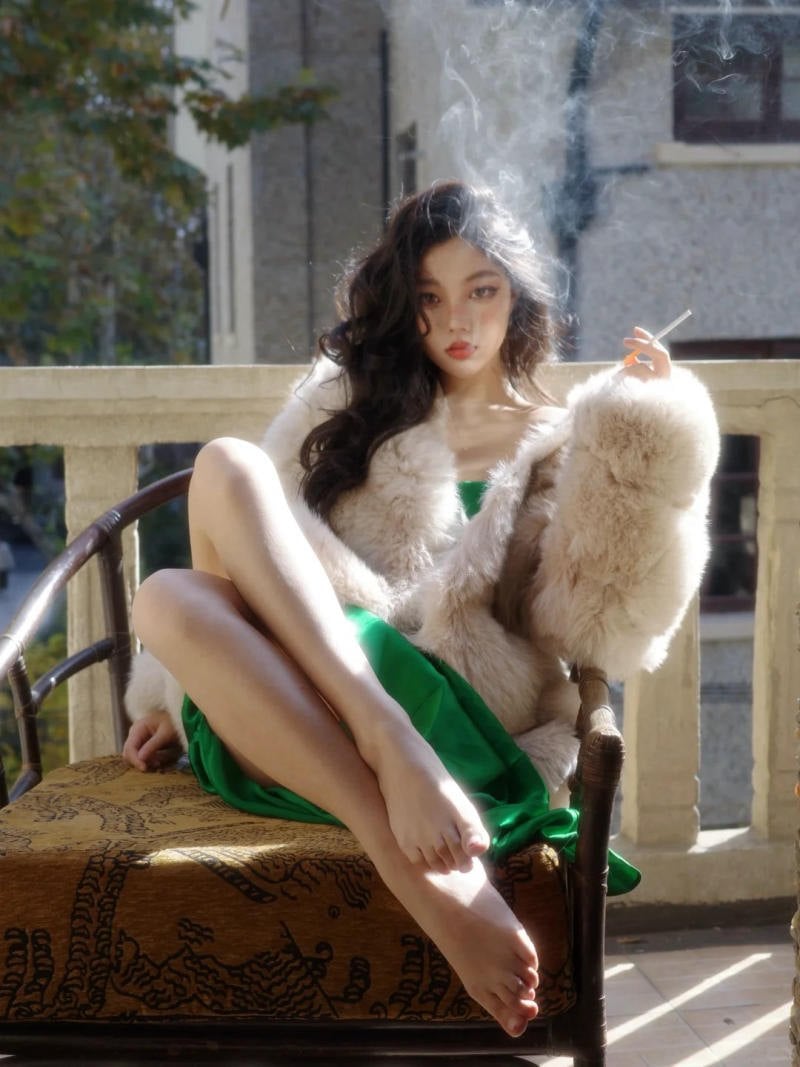 Tạo dáng ngồi ghế, khoác áo hờ