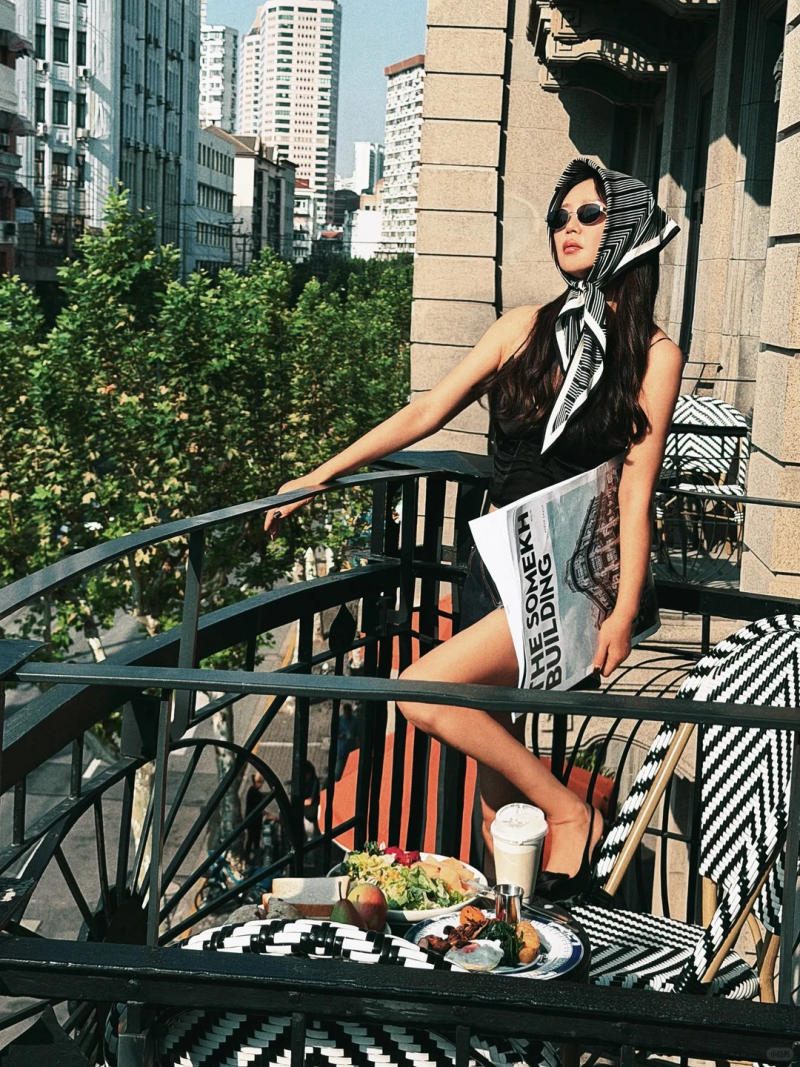 Tạo dáng đứng mở cửa đón nắng