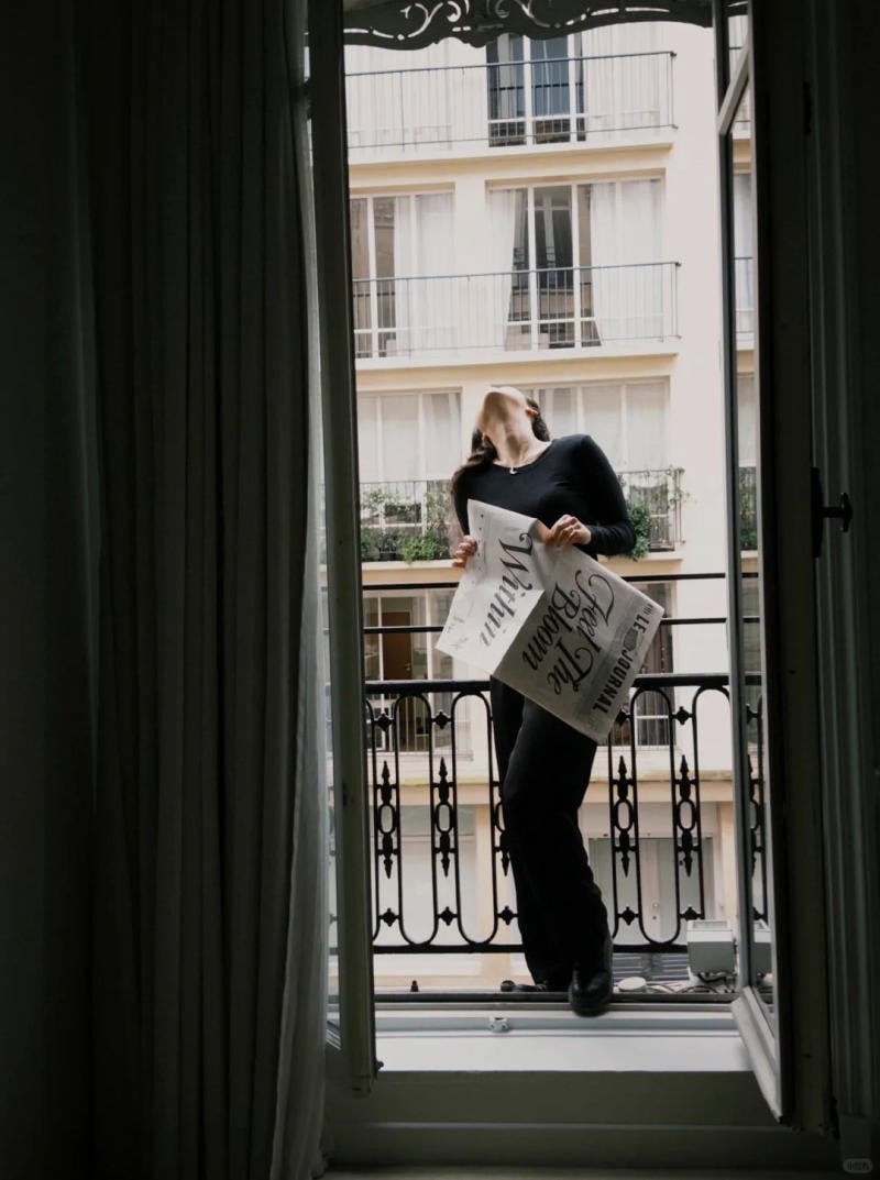 Tạo dáng đứng mở cửa đón nắng