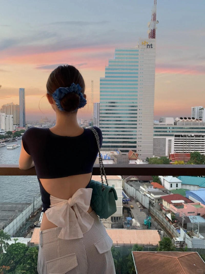 Tạo dáng ngồi ghế, khoác áo hờ