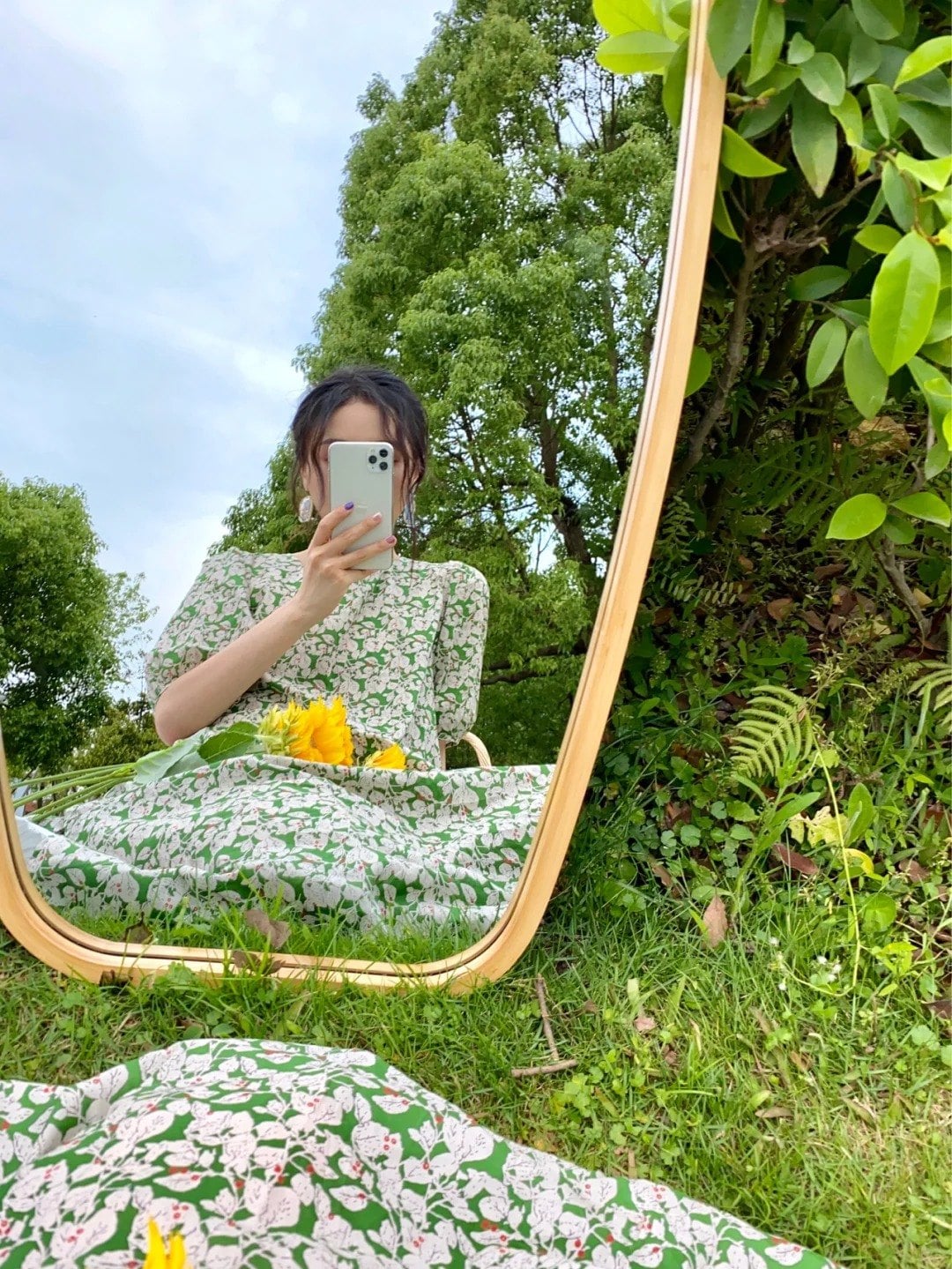 Soi gương giữa đồng cỏ