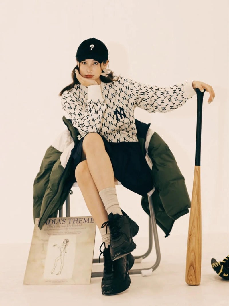 Tư thế ngồi xổm (góc máy siêu thấp, gậy chống đất, nhìn xuống)