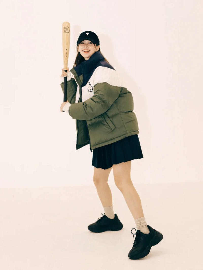 Tư thế ngồi xổm (góc máy siêu thấp, gậy chống đất, nhìn xuống)