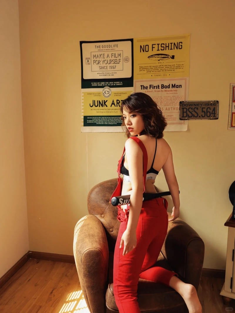 Tư thế ngồi xổm (góc máy siêu thấp, gậy chống đất, nhìn xuống)