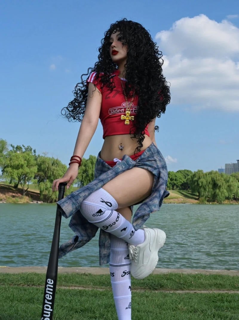 Tư thế ngồi xổm (góc máy siêu thấp, gậy chống đất, nhìn xuống)