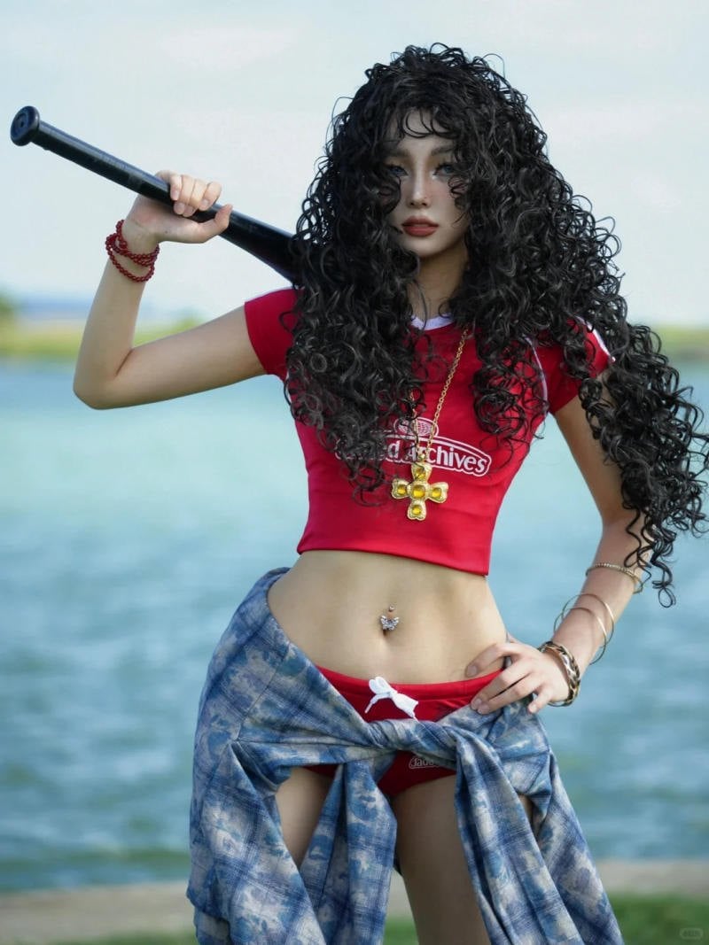 Tư thế ngồi xổm (góc máy siêu thấp, gậy chống đất, nhìn xuống)