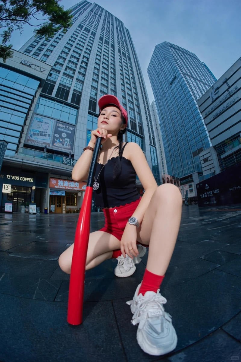 Tư thế ngồi xổm (góc máy siêu thấp, gậy chống đất, nhìn xuống)