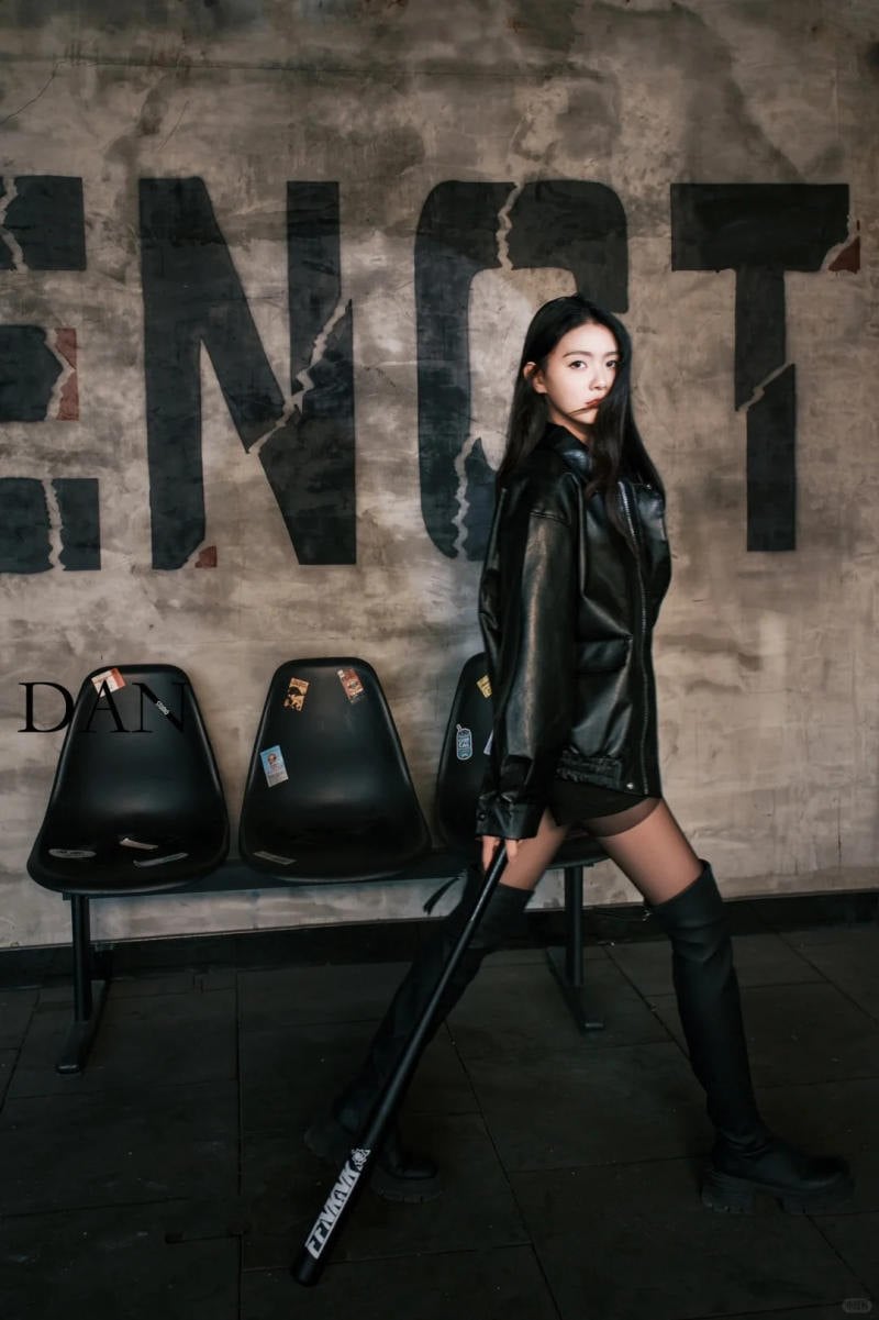 Tư thế bước đi (kéo lê gậy, ngoảnh đầu nhìn lại)