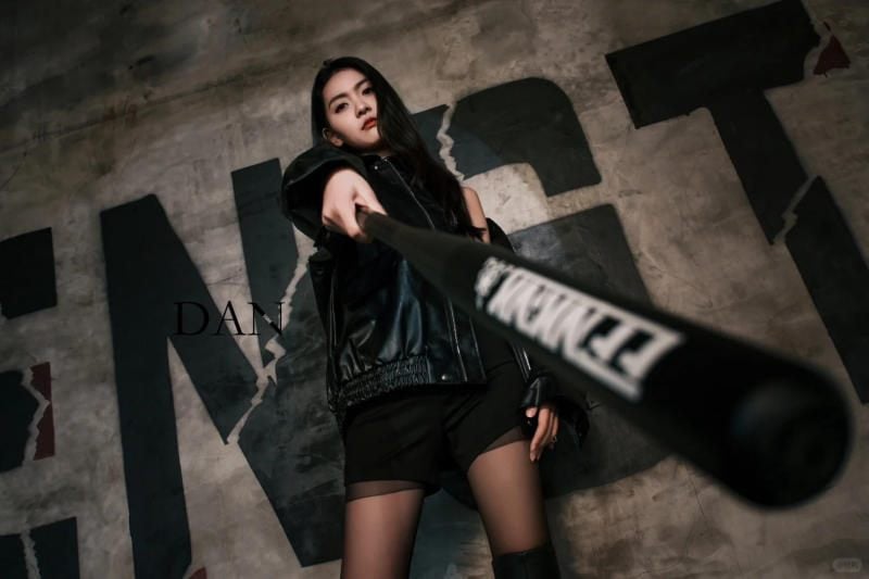 Tư thế toàn thân (tay cầm gậy, tay tung bóng)