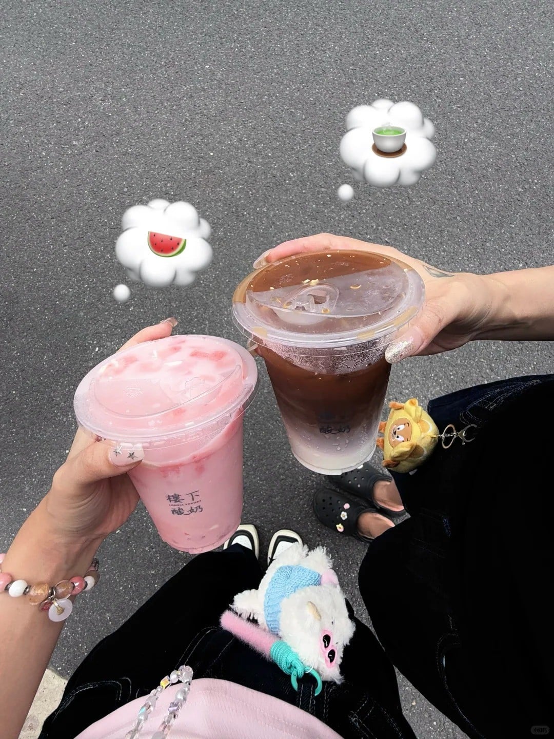 11. Tư thế chụp từ trên xuống (top-down), khoe hai ly trà sữa