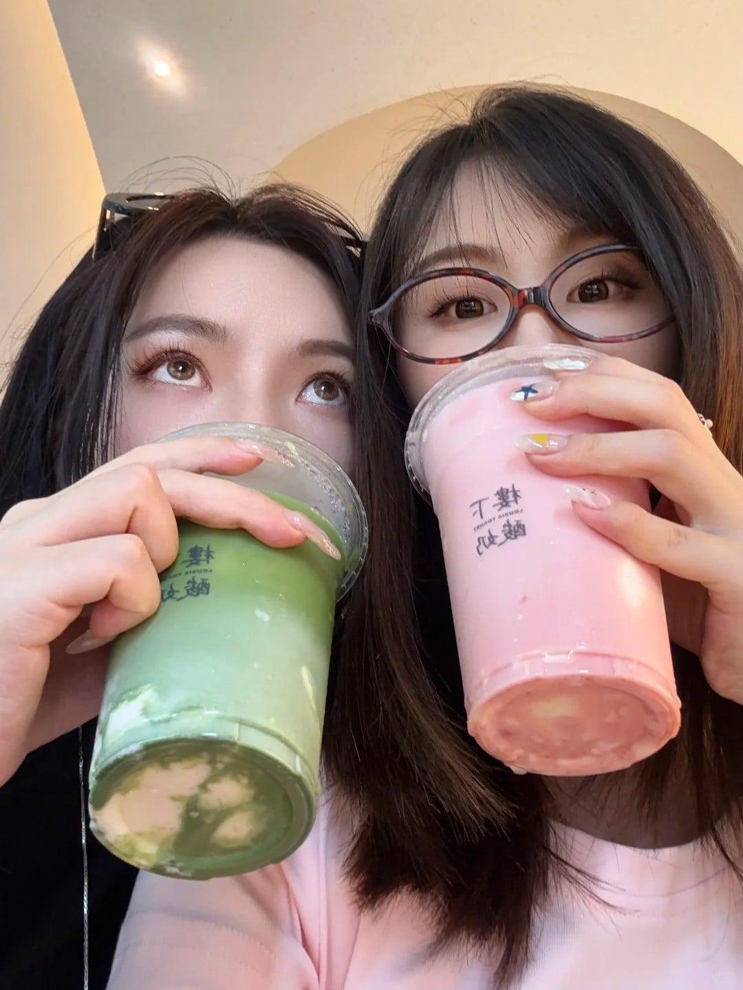 12. Tư thế cận mặt, dùng ly trà sữa che nửa khuôn mặt