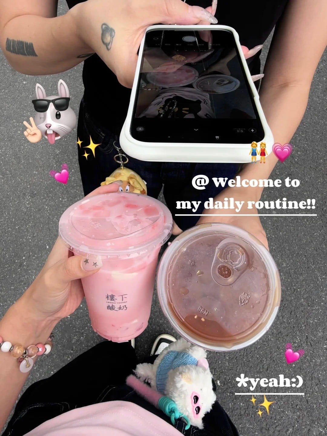 13. Tư thế chụp flatlay với điện thoại, khoe ảnh check-in