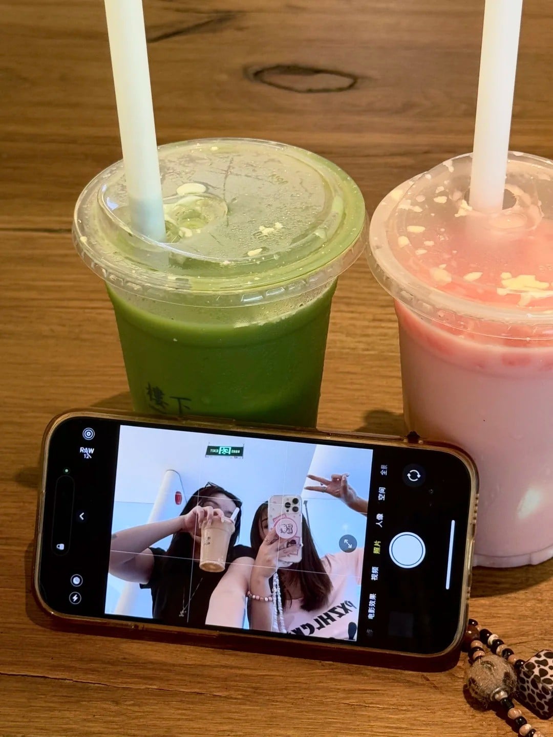 14. Tư thế chụp qua màn hình điện thoại, tạo chiều sâu